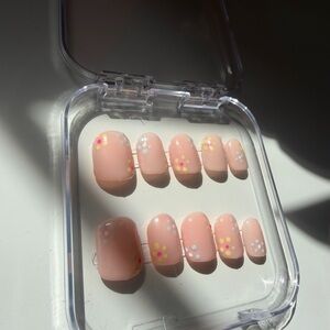 Peach Pink Press-On Nails with Pastel Daisy Accents